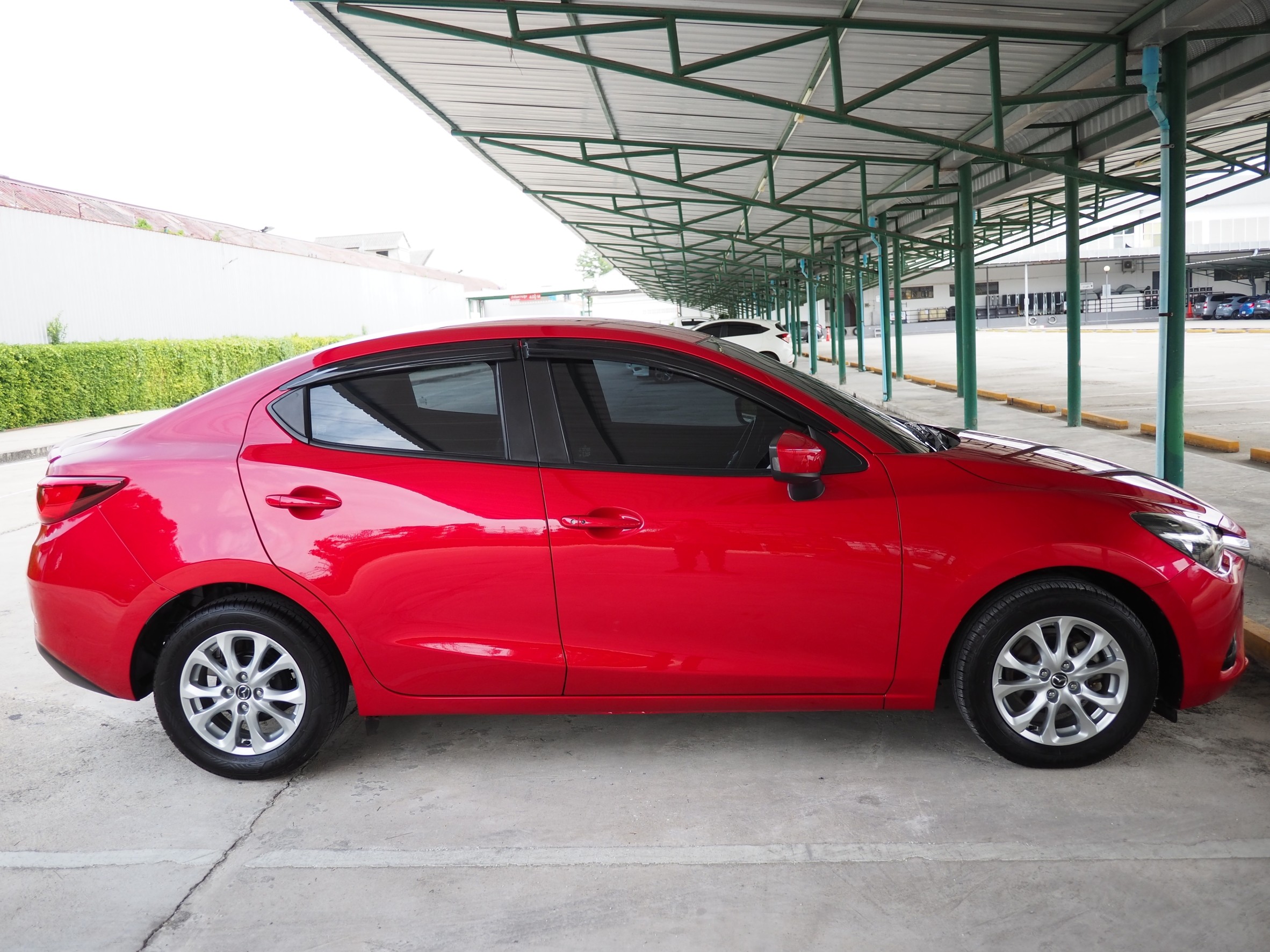2015 Mazda 2 Sedan (4 ประตู) สีแดง (รูปที่ 3)