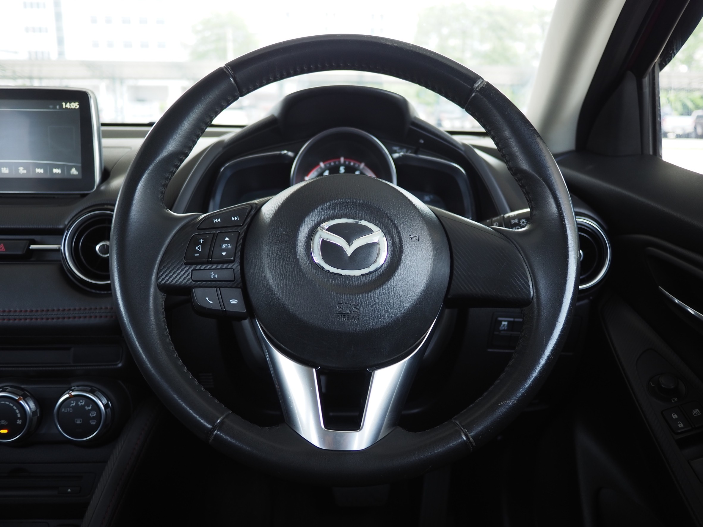 2015 Mazda 2 Sedan (4 ประตู) สีแดง (รูปที่ 7)