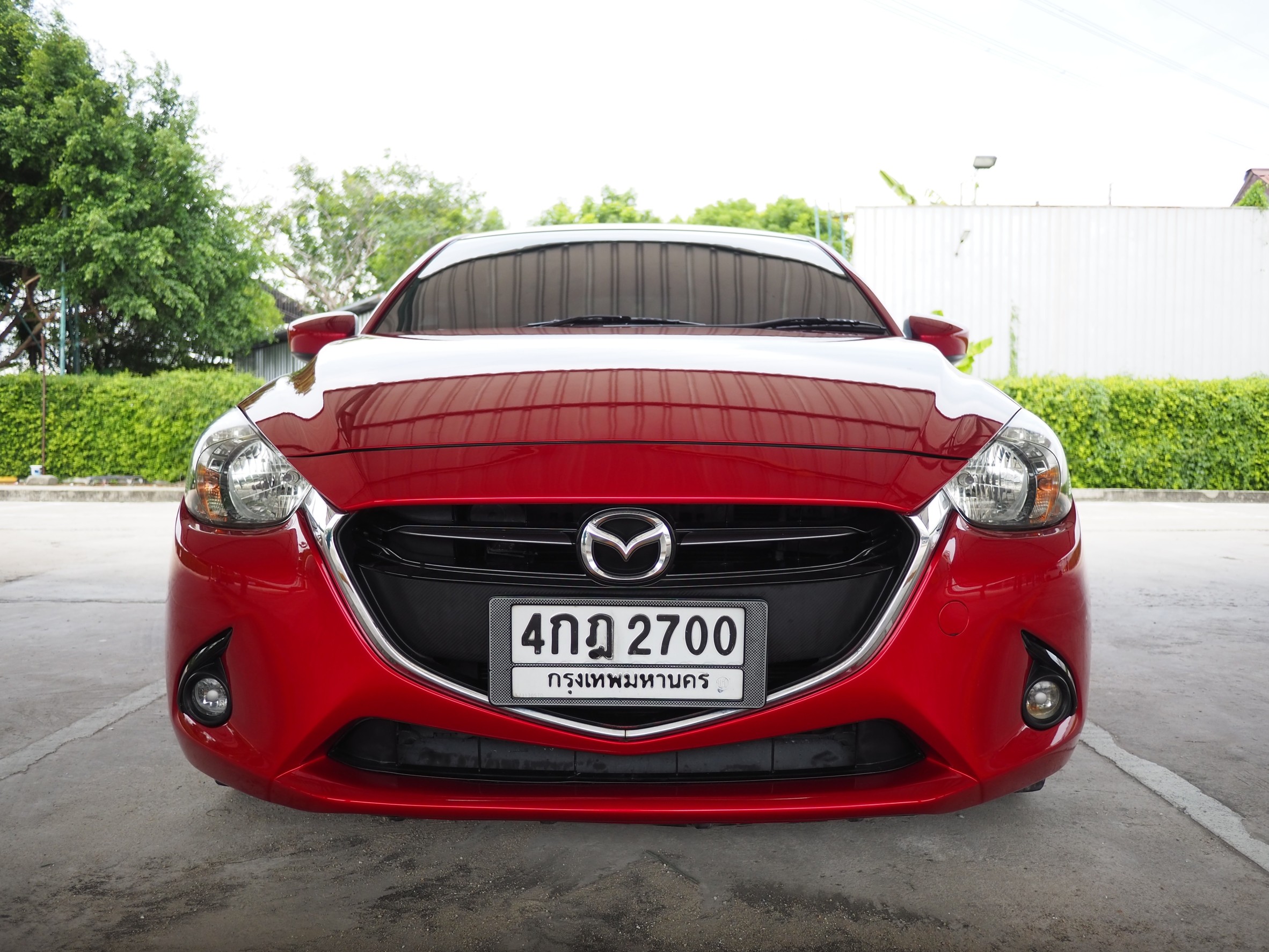 2015 Mazda 2 Sedan (4 ประตู) สีแดง (รูปที่ 2)