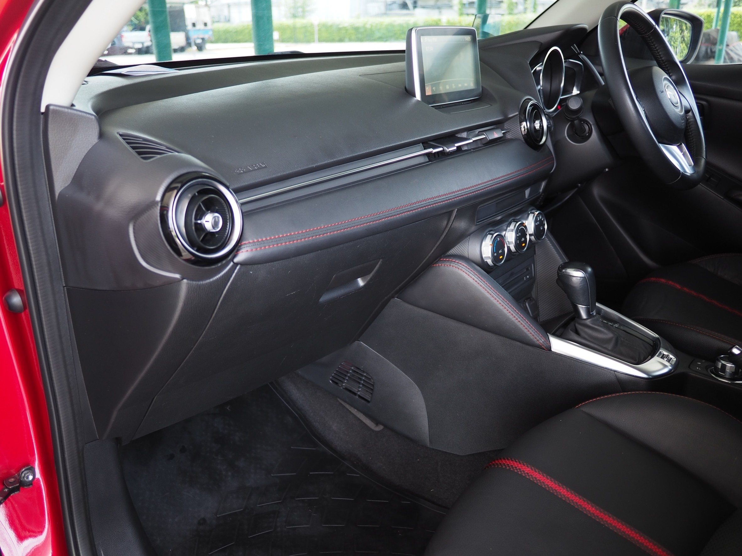 2015 Mazda 2 Sedan (4 ประตู) สีแดง (รูปที่ 8)