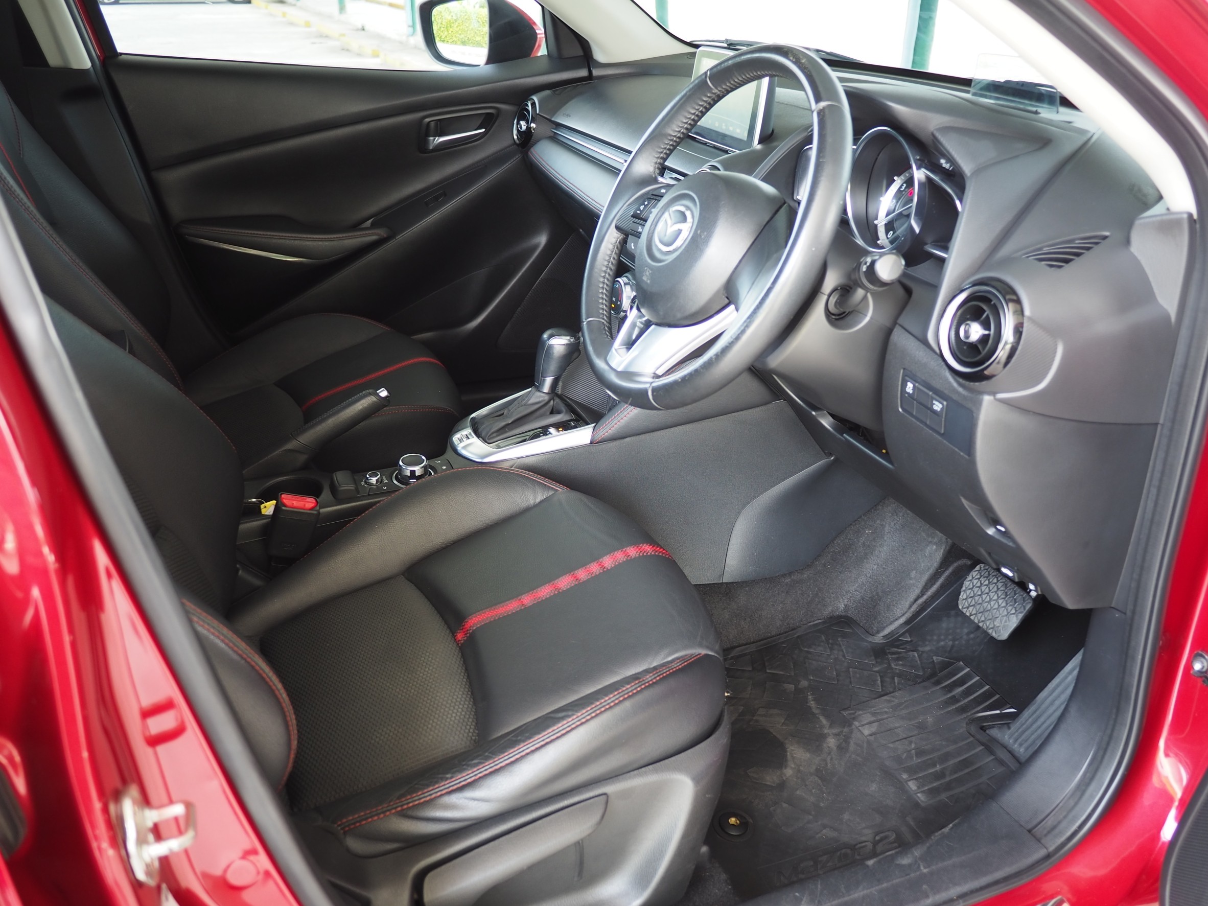 2015 Mazda 2 Sedan (4 ประตู) สีแดง (รูปที่ 4)