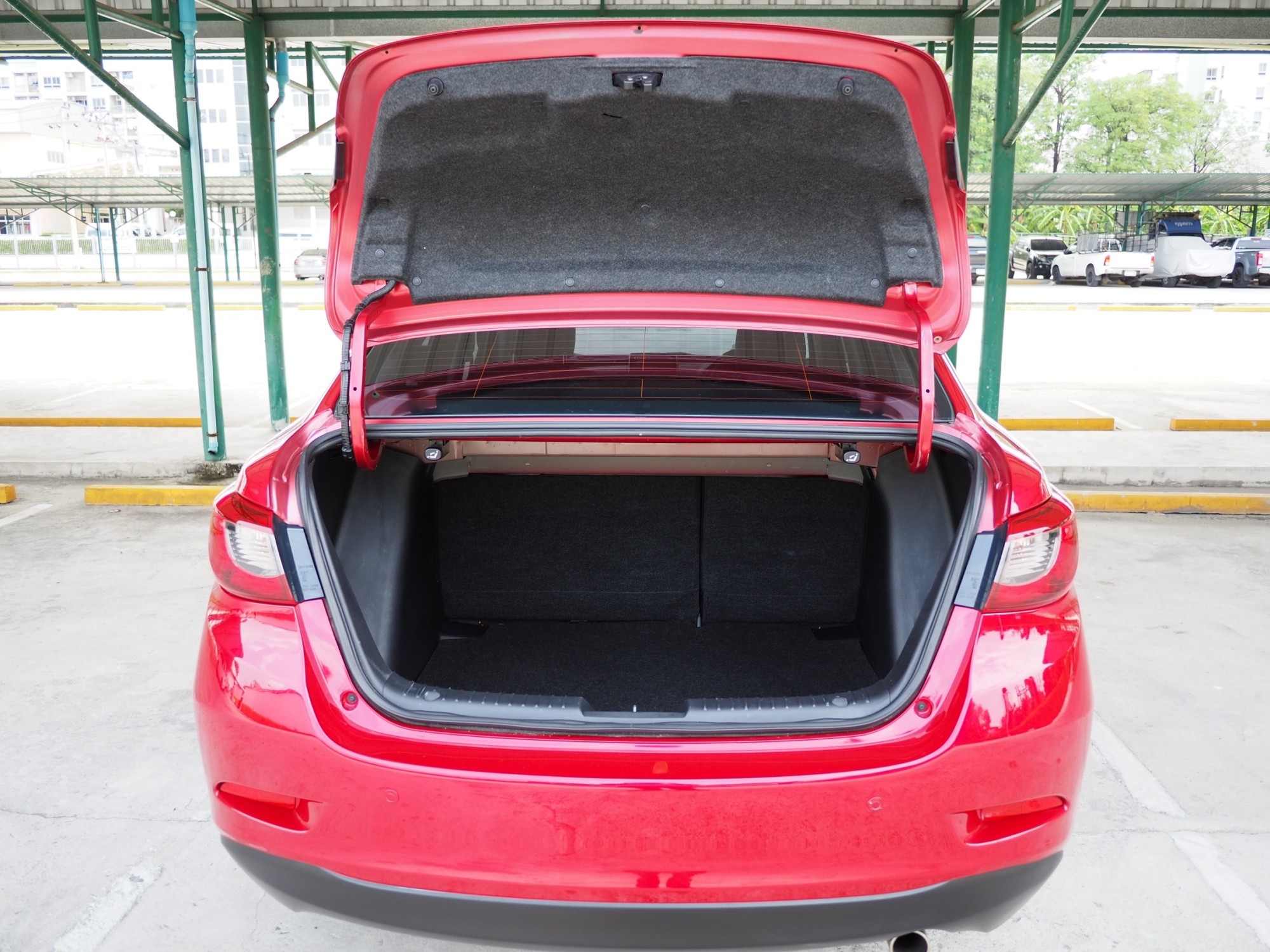 2015 Mazda 2 Sedan (4 ประตู) สีแดง (รูปที่ 13)
