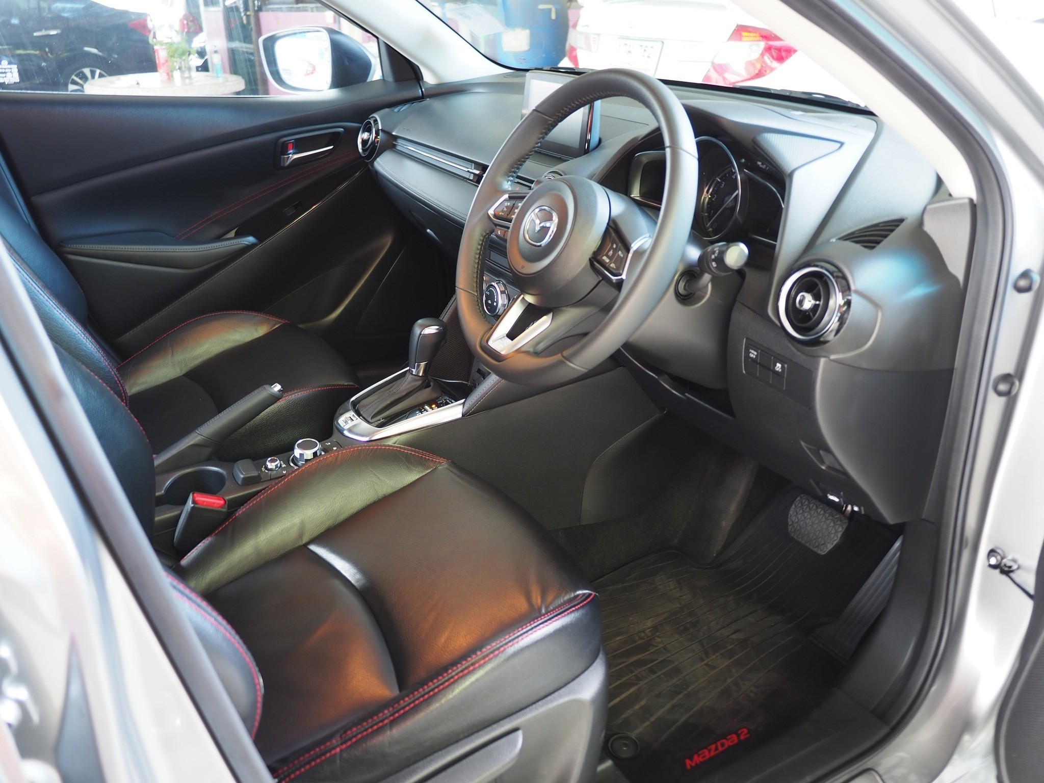 2018 Mazda 2 Sedan (4 ประตู) สีเทา (รูปที่ 8)