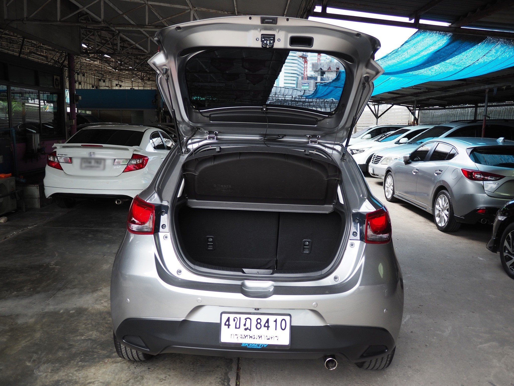 2018 Mazda 2 Sedan (4 ประตู) สีเทา (รูปที่ 7)