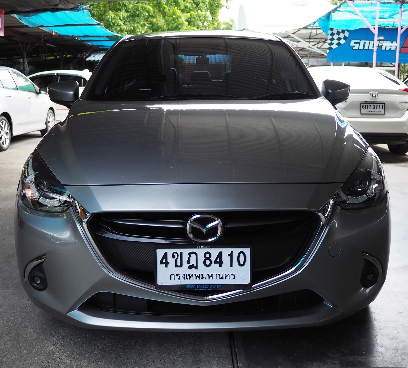 2018 Mazda 2 Sedan (4 ประตู) สีเทา (รูปที่ 6)