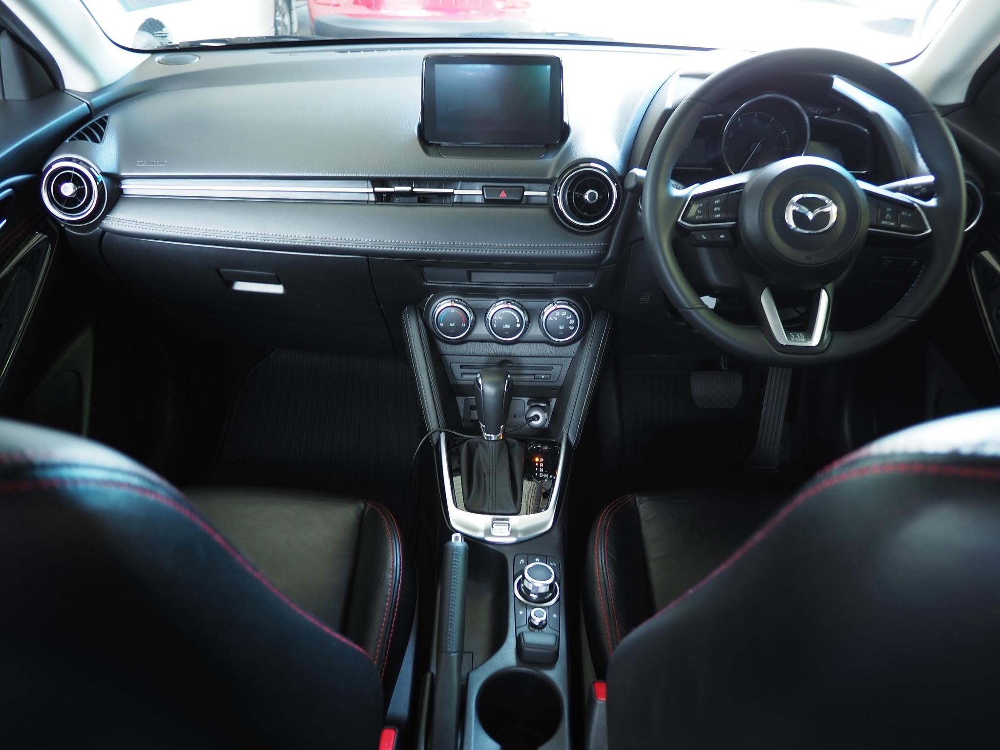 2018 Mazda 2 Sedan (4 ประตู) สีเทา (รูปที่ 12)