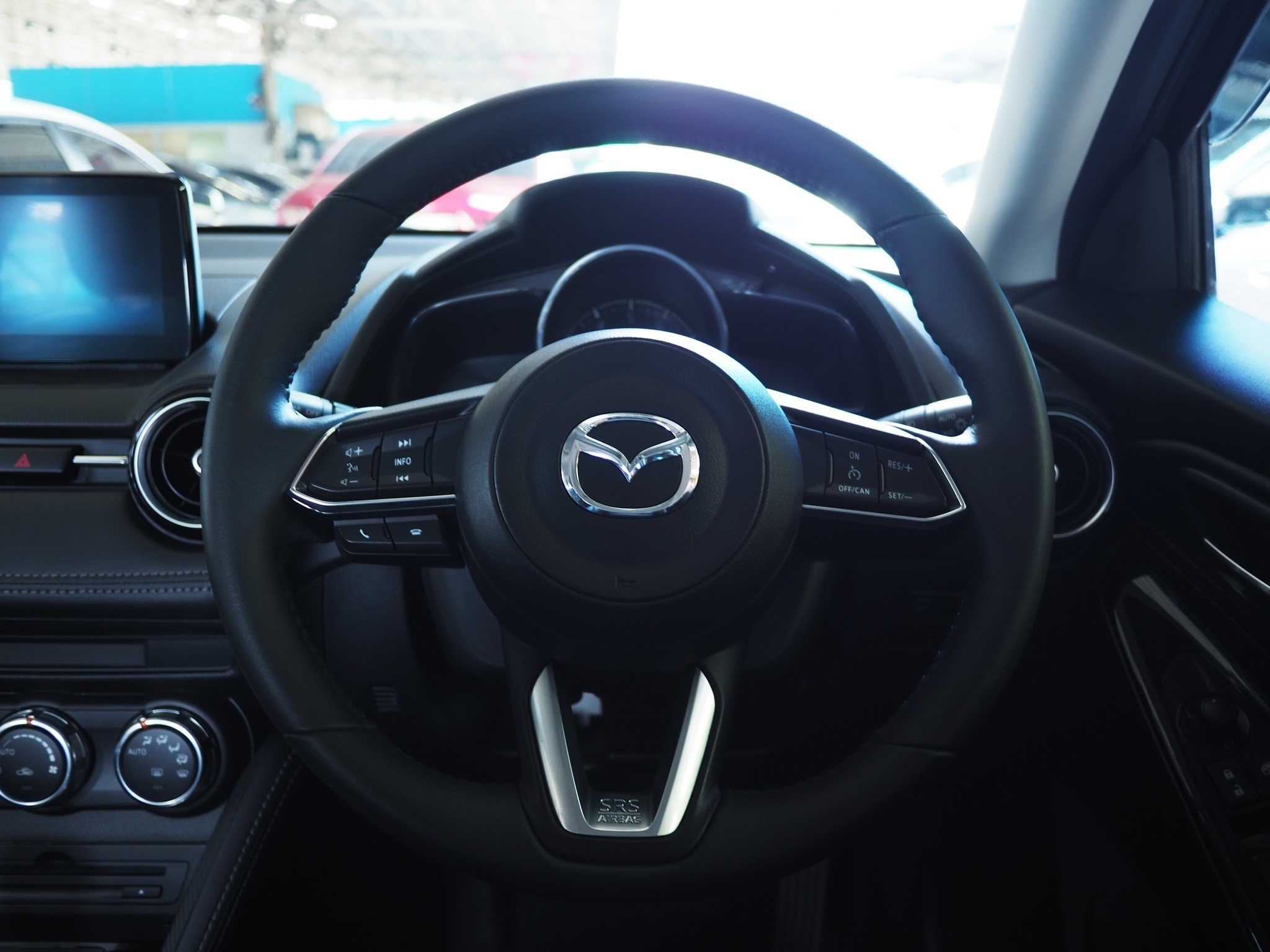 2018 Mazda 2 Sedan (4 ประตู) สีเทา (รูปที่ 10)