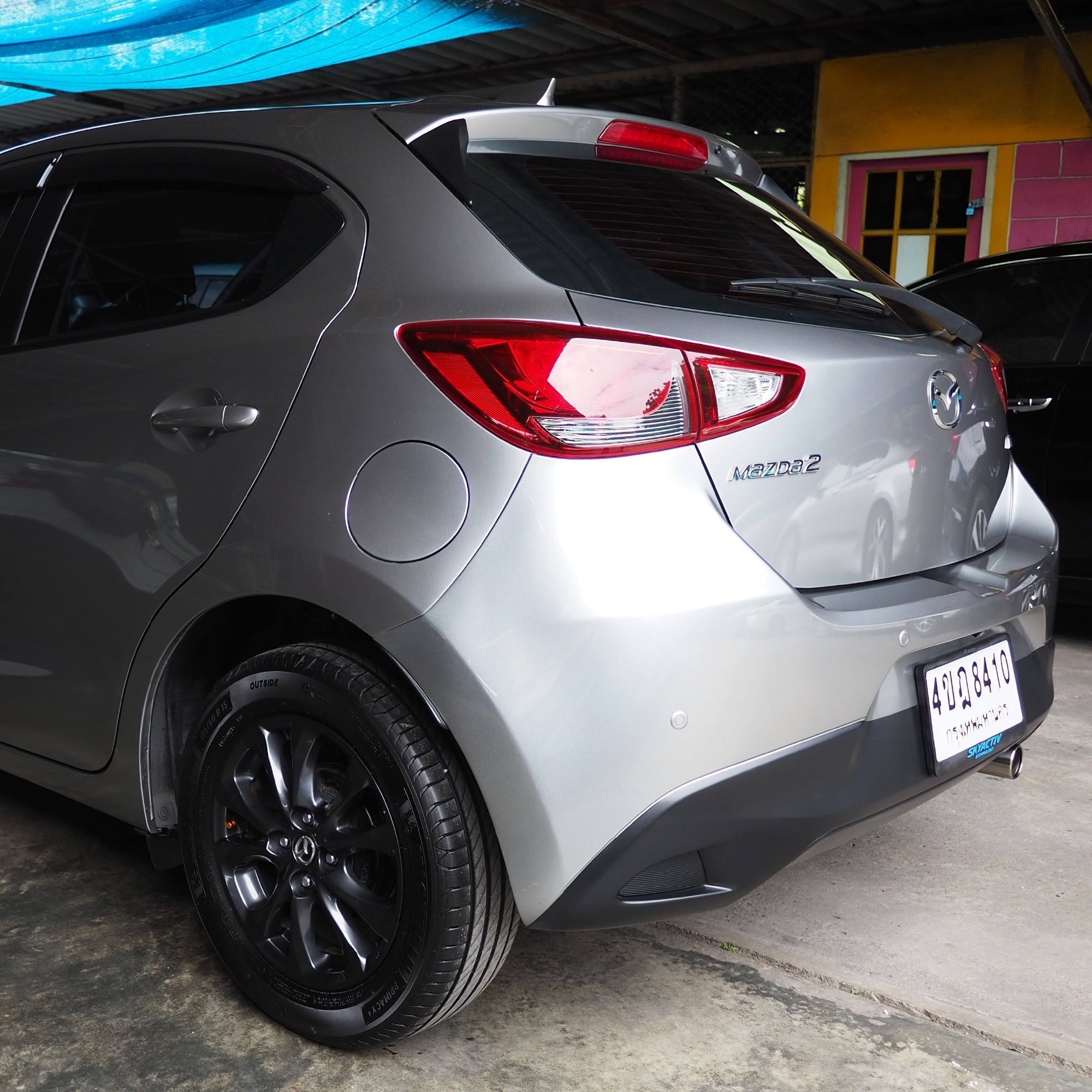 2018 Mazda 2 Sedan (4 ประตู) สีเทา (รูปที่ 3)