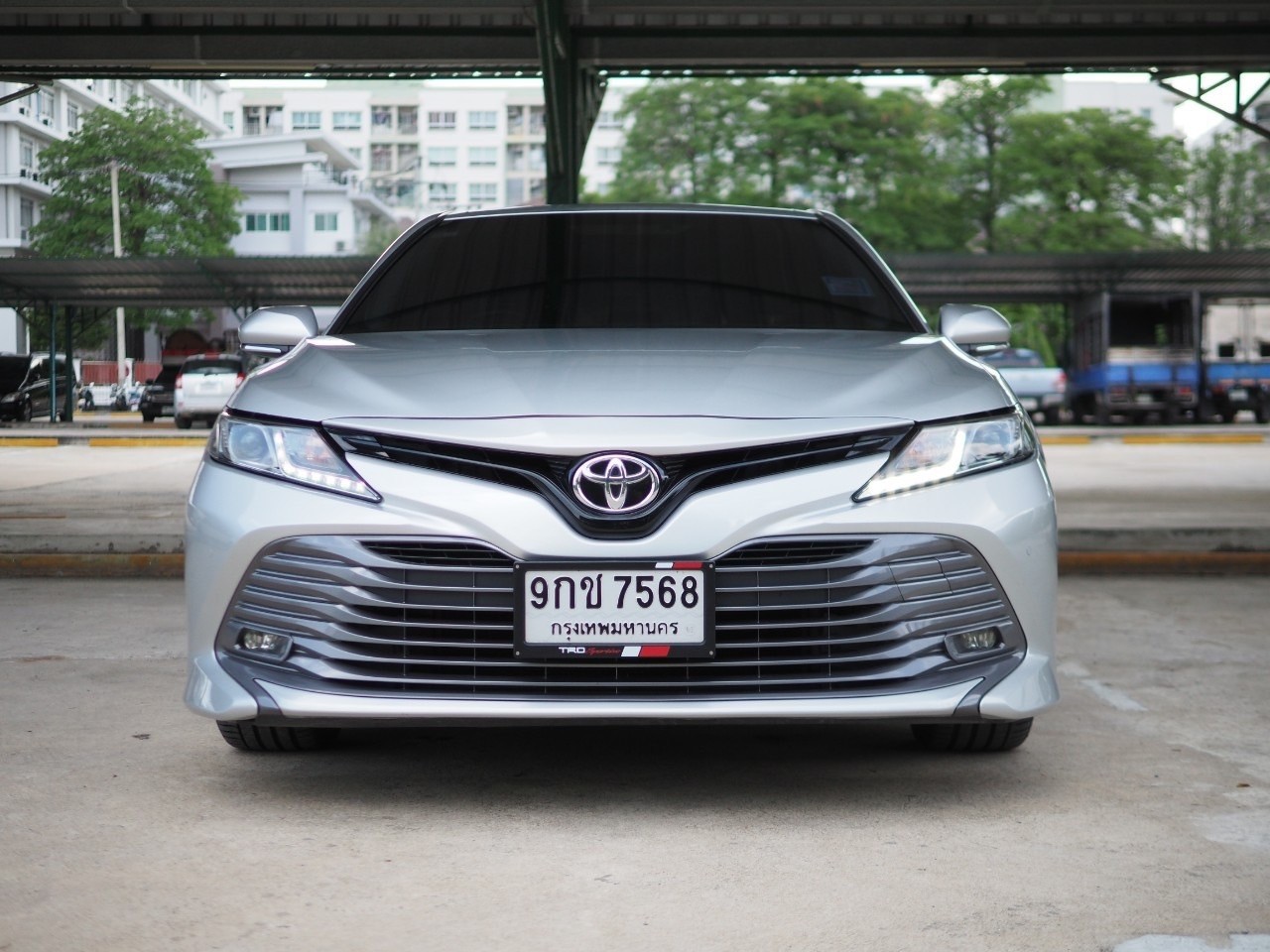 2019 Toyota Camry สีเทา (รูปที่ 2)