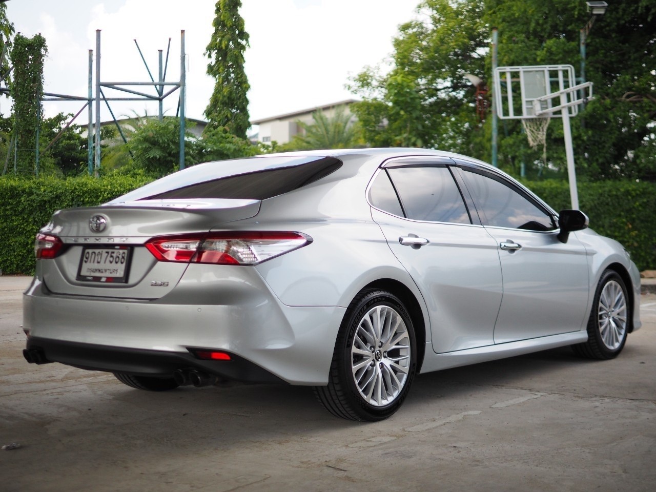 2019 Toyota Camry สีเทา (รูปที่ 5)