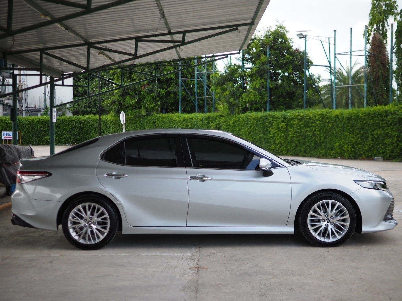 2019 Toyota Camry สีเทา (รูปที่ 3)