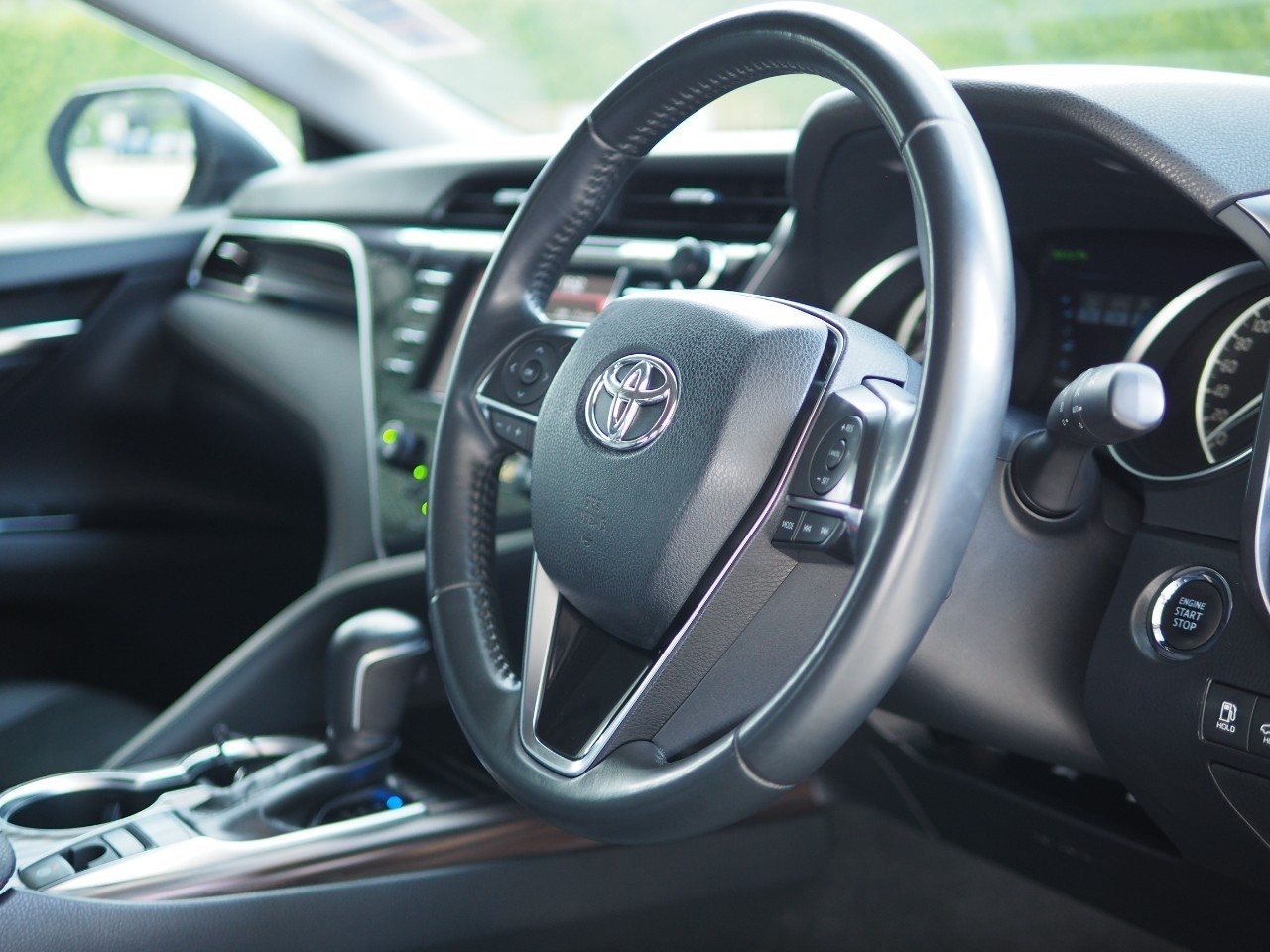 2019 Toyota Camry สีเทา (รูปที่ 10)