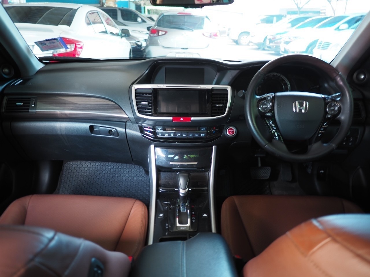 2018 Honda Accord สีเทา (รูปที่ 9)