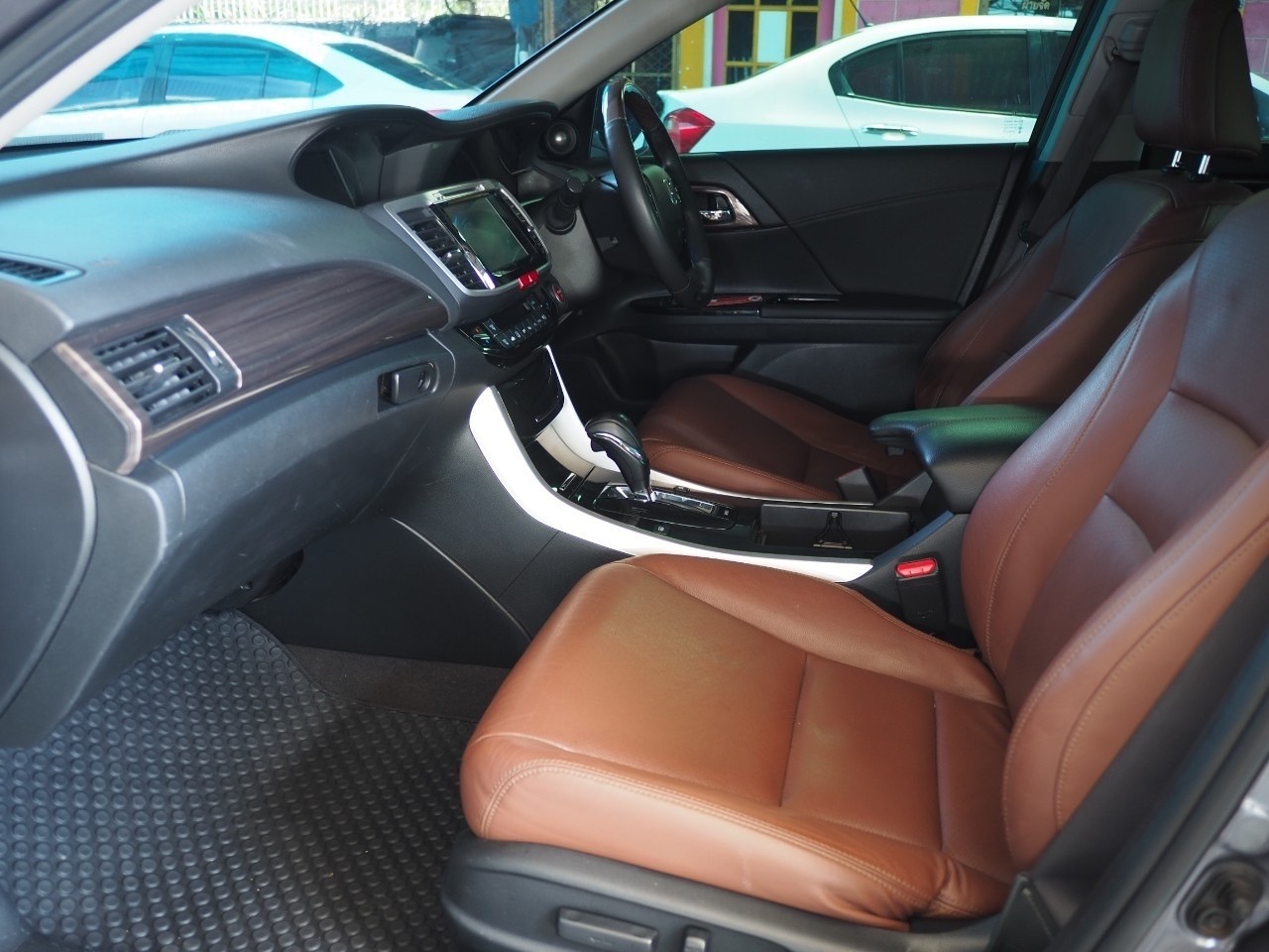 2018 Honda Accord สีเทา (รูปที่ 4)