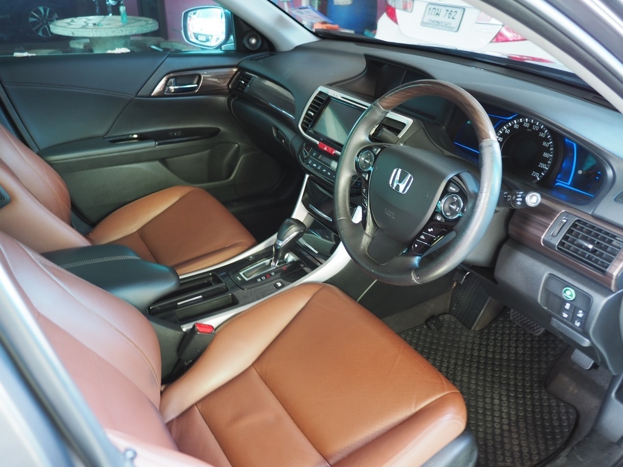 2018 Honda Accord สีเทา (รูปที่ 8)