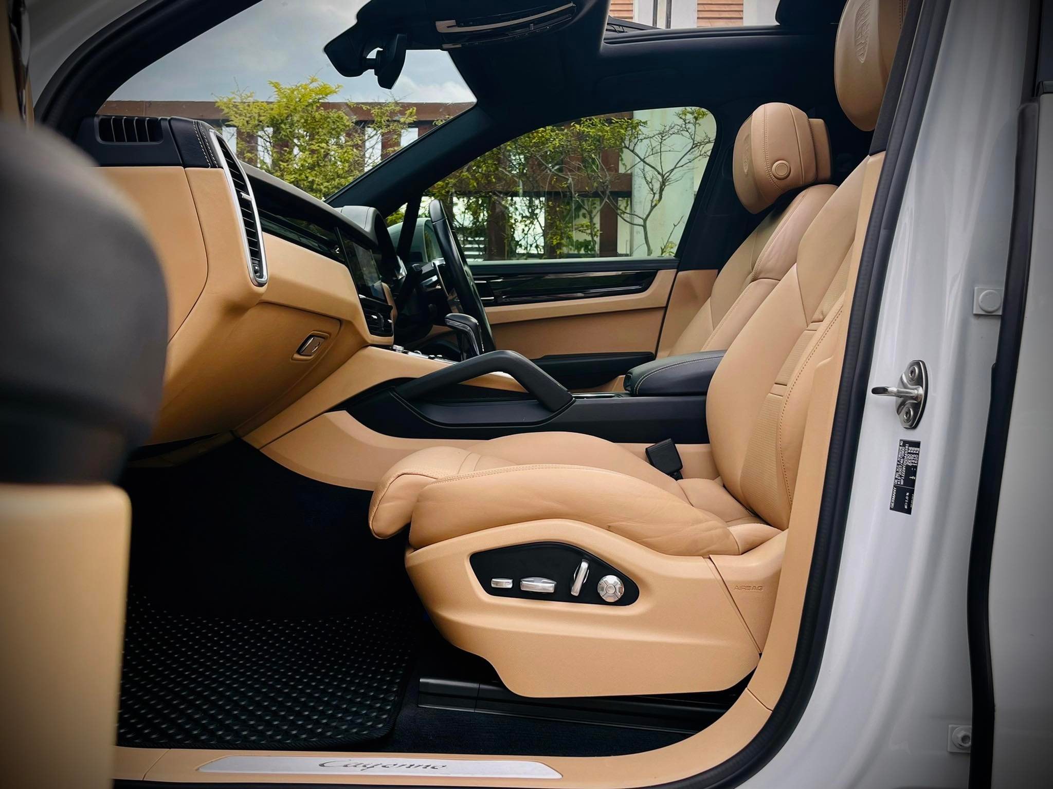 Porsche Cayenne Plug in E-Hybrid 3.0 V6 สวยสนั่น สะท้านโลกาคันนี้ สีขาวสะอาด สะอ้าน (รูปที่ 24)