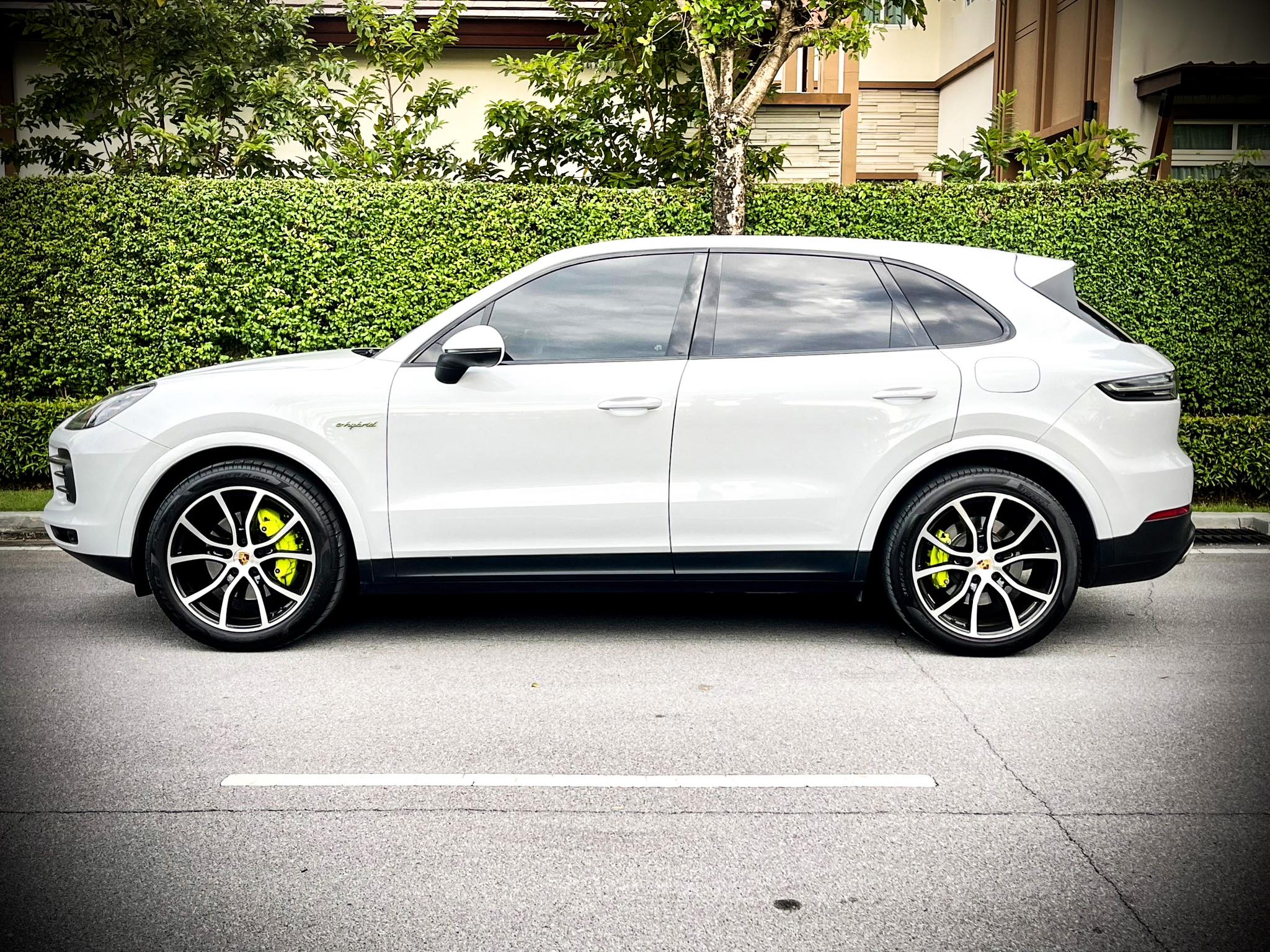 Porsche Cayenne Plug in E-Hybrid 3.0 V6 สวยสนั่น สะท้านโลกาคันนี้ สีขาวสะอาด สะอ้าน (รูปที่ 10)