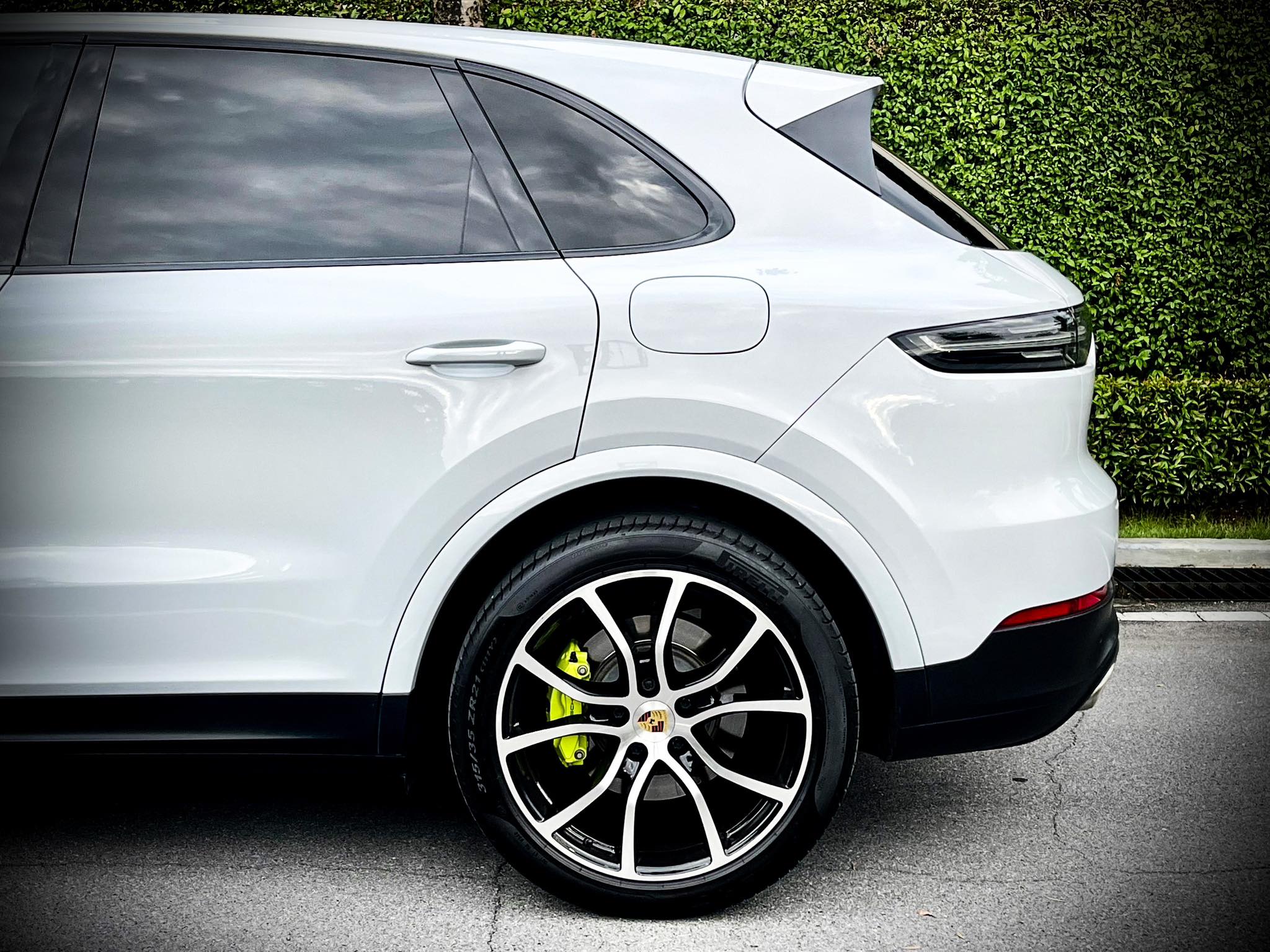 Porsche Cayenne Plug in E-Hybrid 3.0 V6 สวยสนั่น สะท้านโลกาคันนี้ สีขาวสะอาด สะอ้าน (รูปที่ 7)