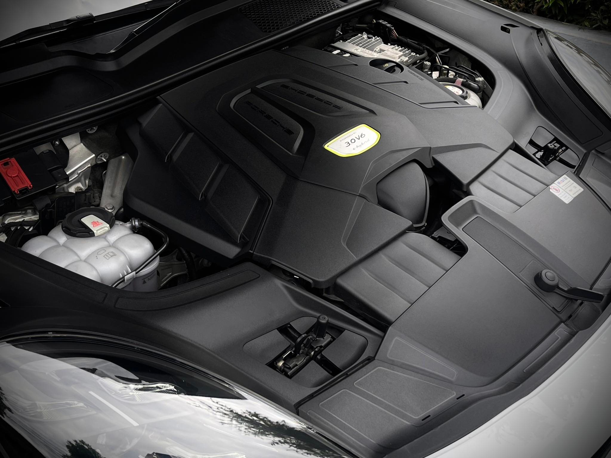 Porsche Cayenne Plug in E-Hybrid 3.0 V6 สวยสนั่น สะท้านโลกาคันนี้ สีขาวสะอาด สะอ้าน (รูปที่ 56)
