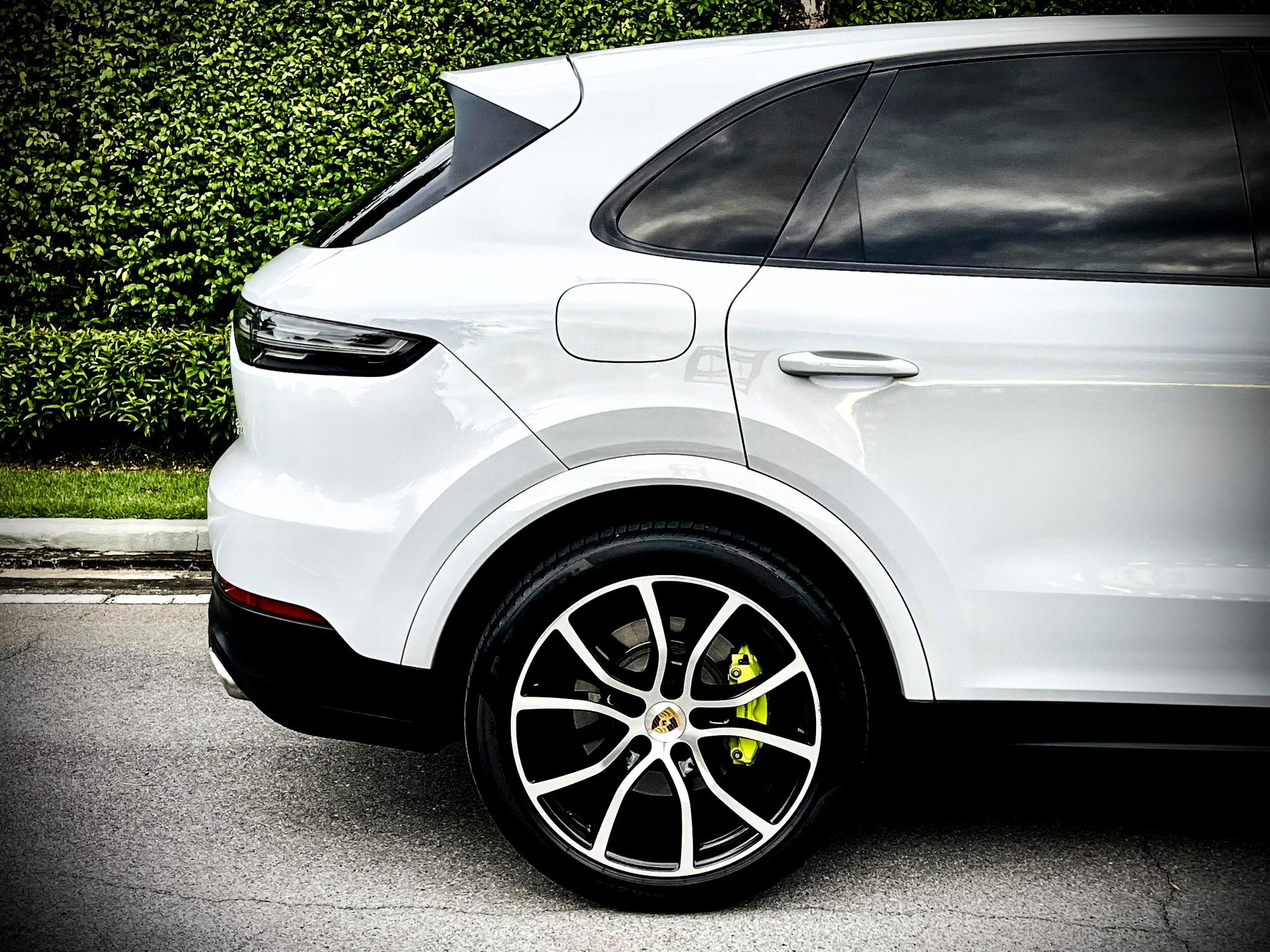 Porsche Cayenne Plug in E-Hybrid 3.0 V6 สวยสนั่น สะท้านโลกาคันนี้ สีขาวสะอาด สะอ้าน (รูปที่ 16)