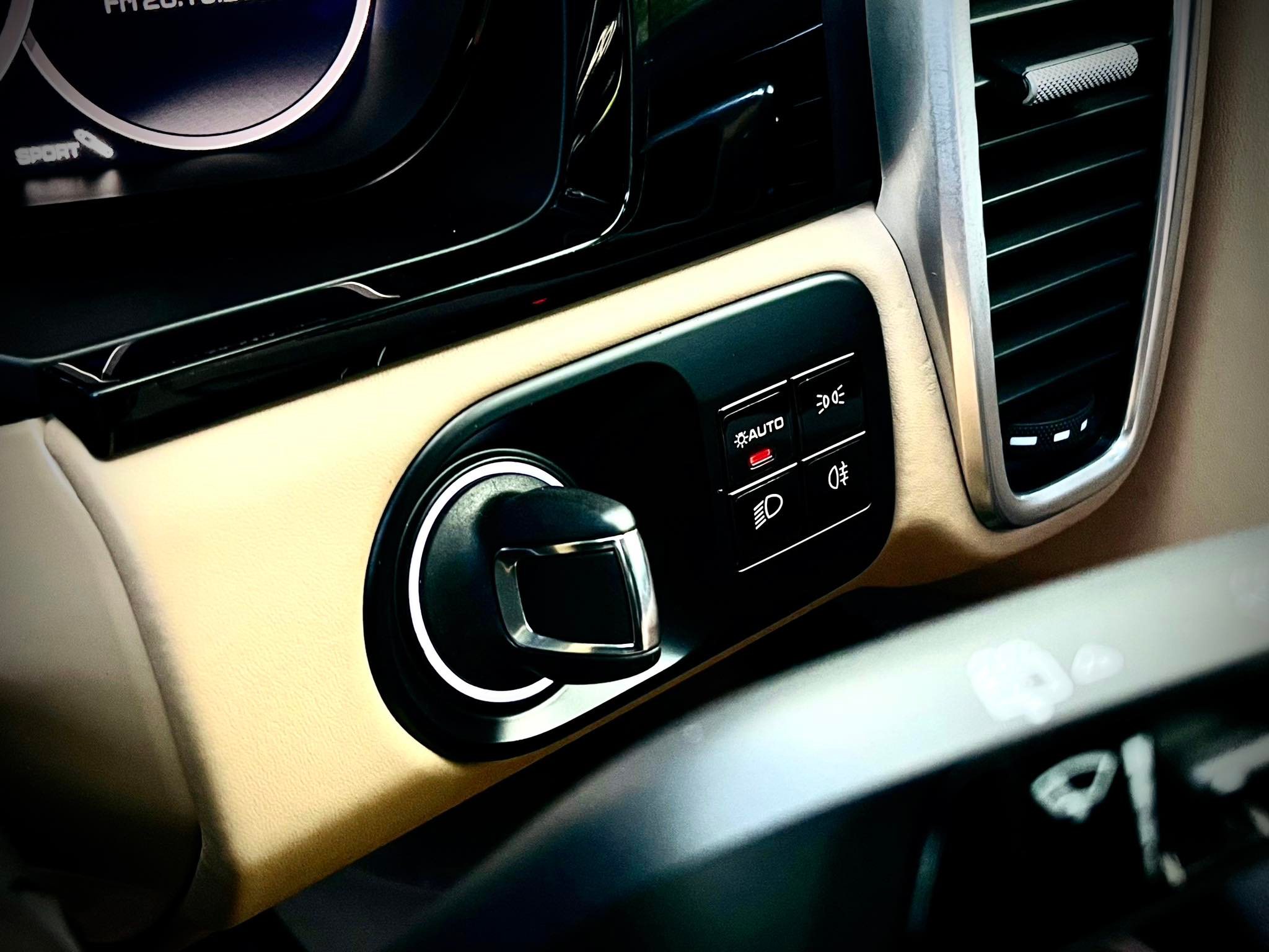 Porsche Cayenne Plug in E-Hybrid 3.0 V6 สวยสนั่น สะท้านโลกาคันนี้ สีขาวสะอาด สะอ้าน (รูปที่ 51)