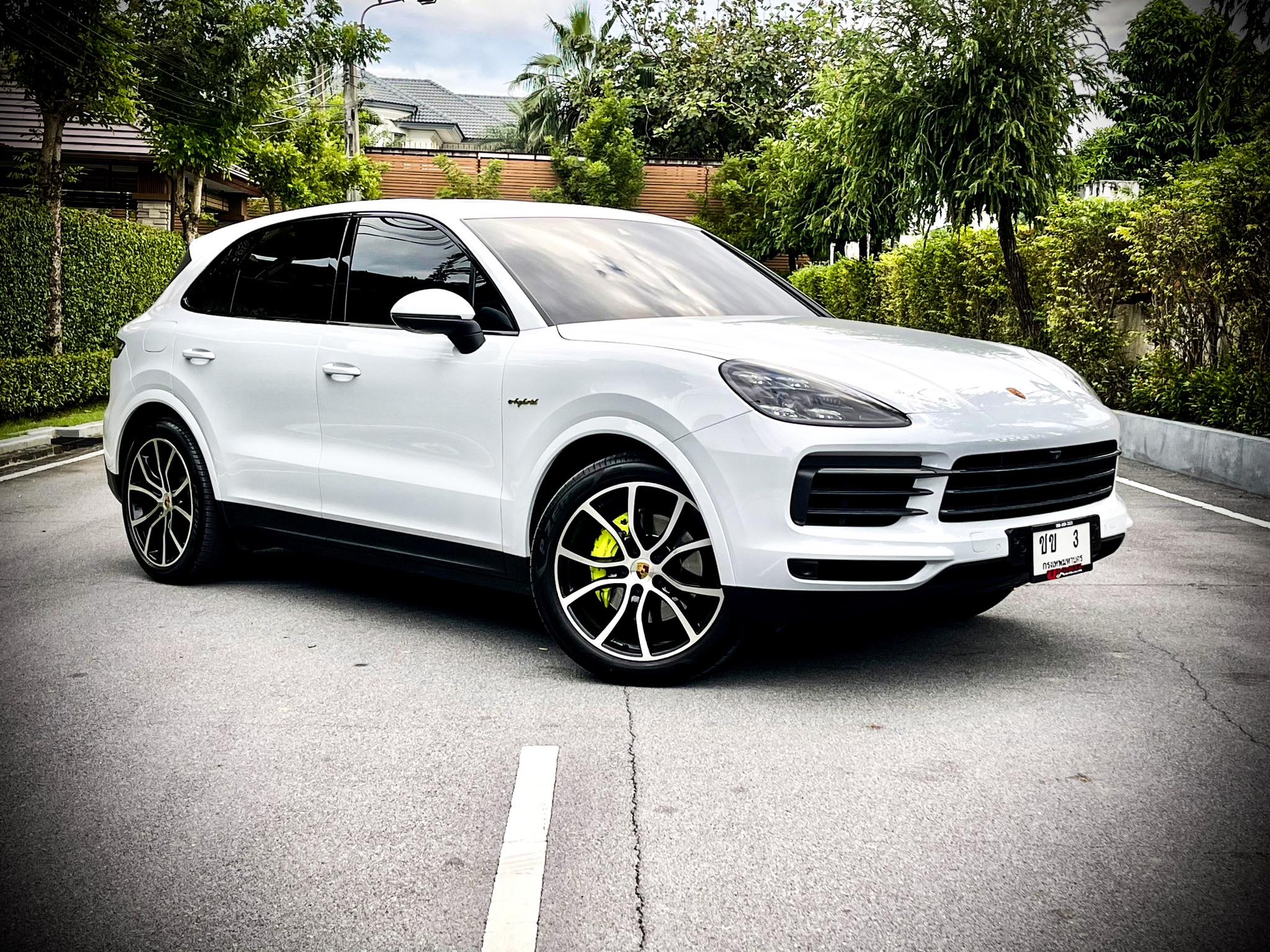Porsche Cayenne Plug in E-Hybrid 3.0 V6 สวยสนั่น สะท้านโลกาคันนี้ สีขาวสะอาด สะอ้าน (รูปที่ 4)