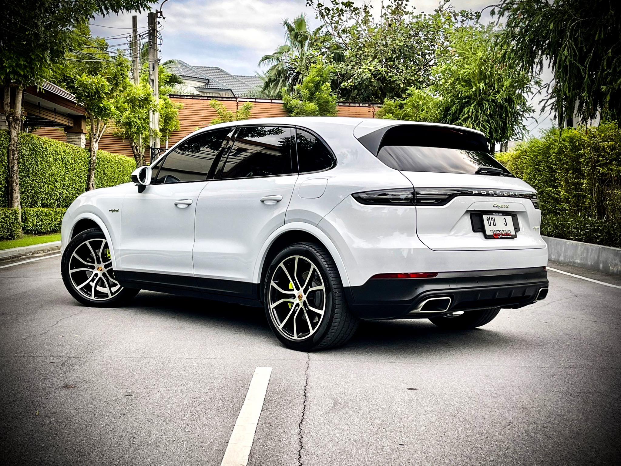 Porsche Cayenne Plug in E-Hybrid 3.0 V6 สวยสนั่น สะท้านโลกาคันนี้ สีขาวสะอาด สะอ้าน (รูปที่ 9)