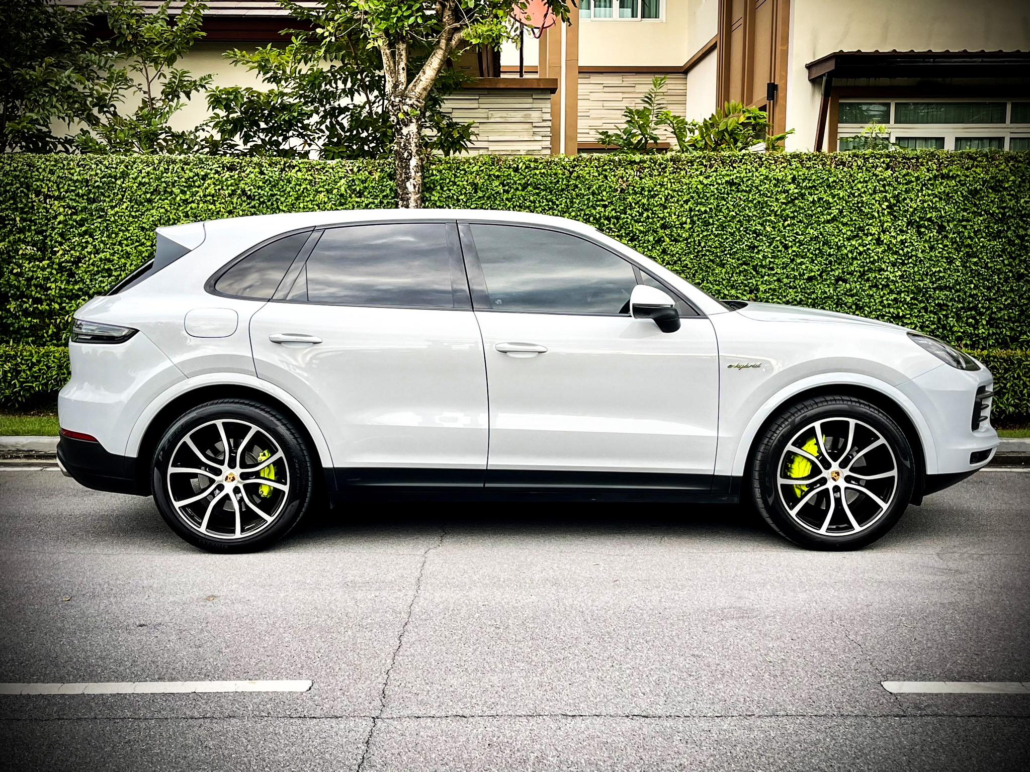 Porsche Cayenne Plug in E-Hybrid 3.0 V6 สวยสนั่น สะท้านโลกาคันนี้ สีขาวสะอาด สะอ้าน (รูปที่ 11)