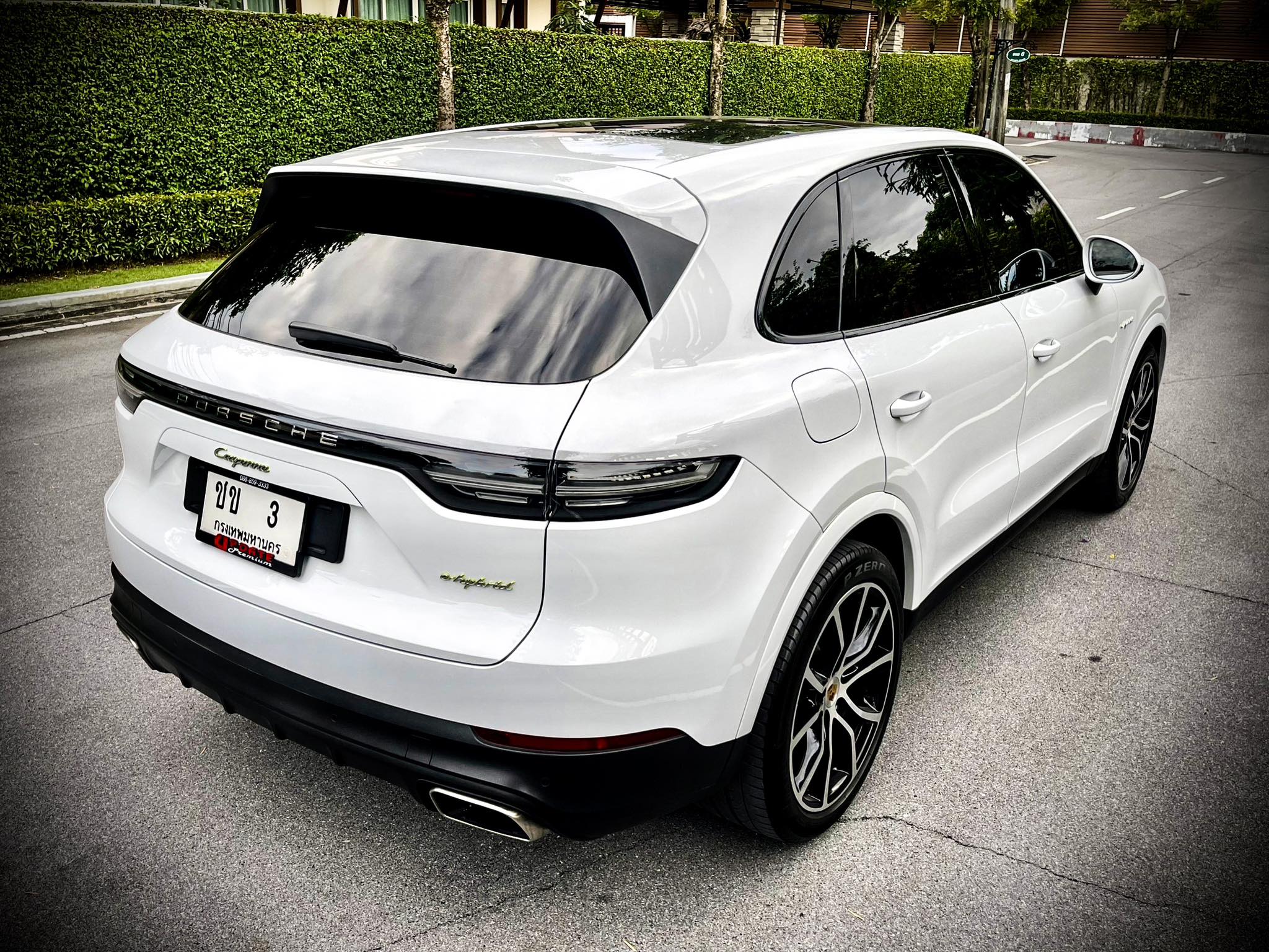 Porsche Cayenne Plug in E-Hybrid 3.0 V6 สวยสนั่น สะท้านโลกาคันนี้ สีขาวสะอาด สะอ้าน (รูปที่ 3)