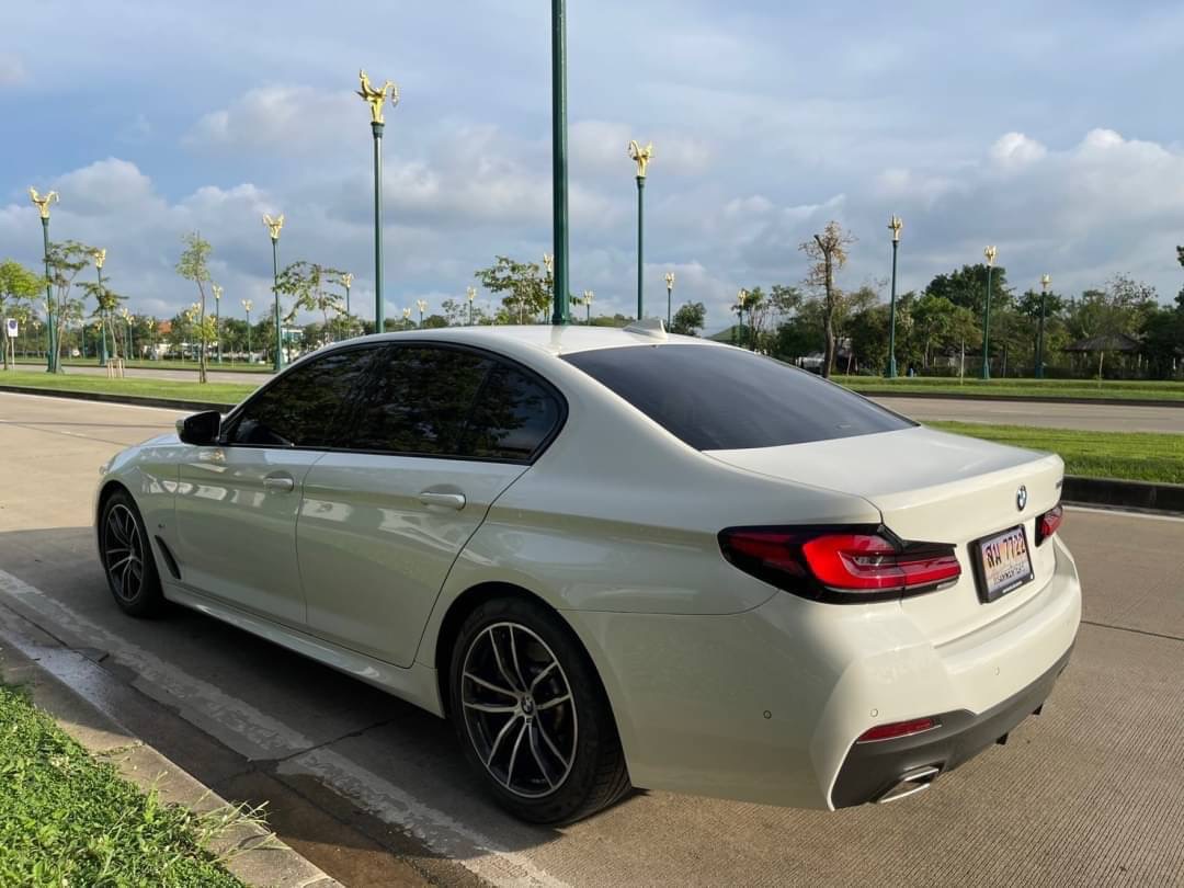 2021 BMW 520d M Sport LCI (G30) สีขาว (รูปที่ 6)