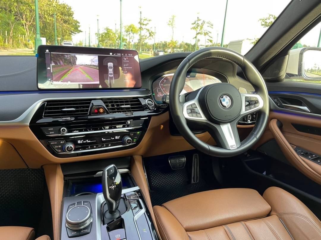 2021 BMW 520d M Sport LCI (G30) สีขาว (รูปที่ 10)