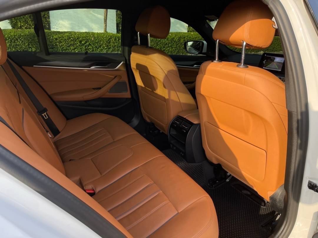 2021 BMW 520d M Sport LCI (G30) สีขาว (รูปที่ 12)
