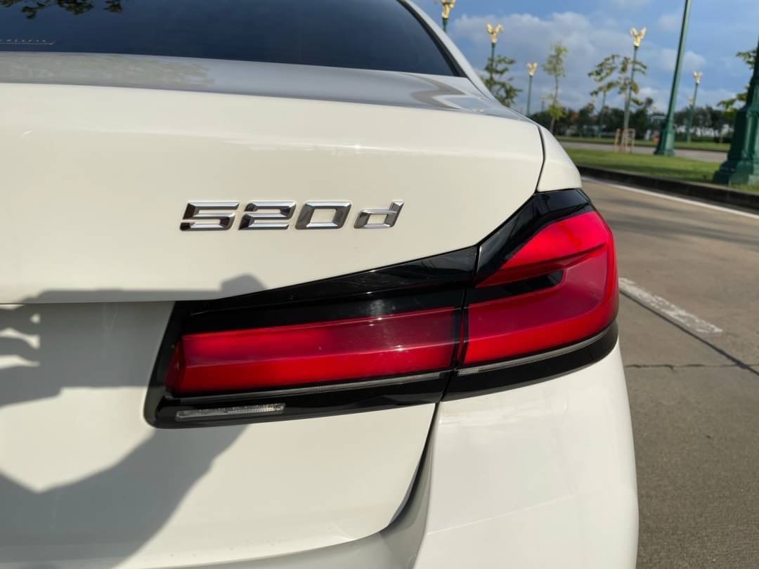 2021 BMW 520d M Sport LCI (G30) สีขาว (รูปที่ 6)