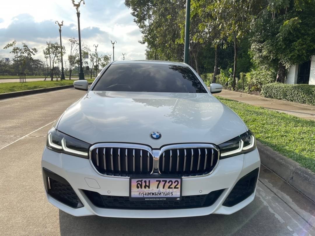 2021 BMW 520d M Sport LCI (G30) สีขาว (รูปที่ 2)