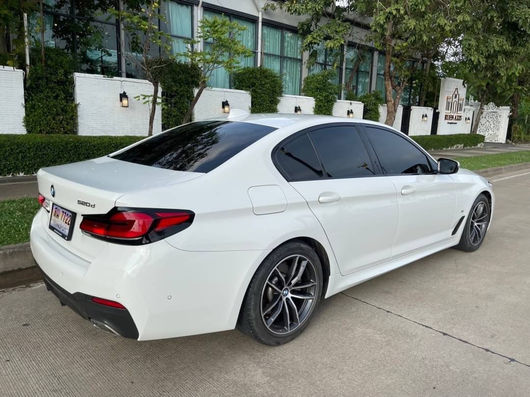 2021 BMW 520d M Sport LCI (G30) สีขาว (รูปที่ 3)