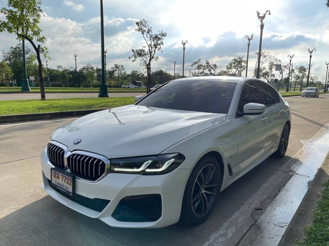 2021 BMW 520d M Sport LCI (G30) สีขาว (รูปที่ 4)