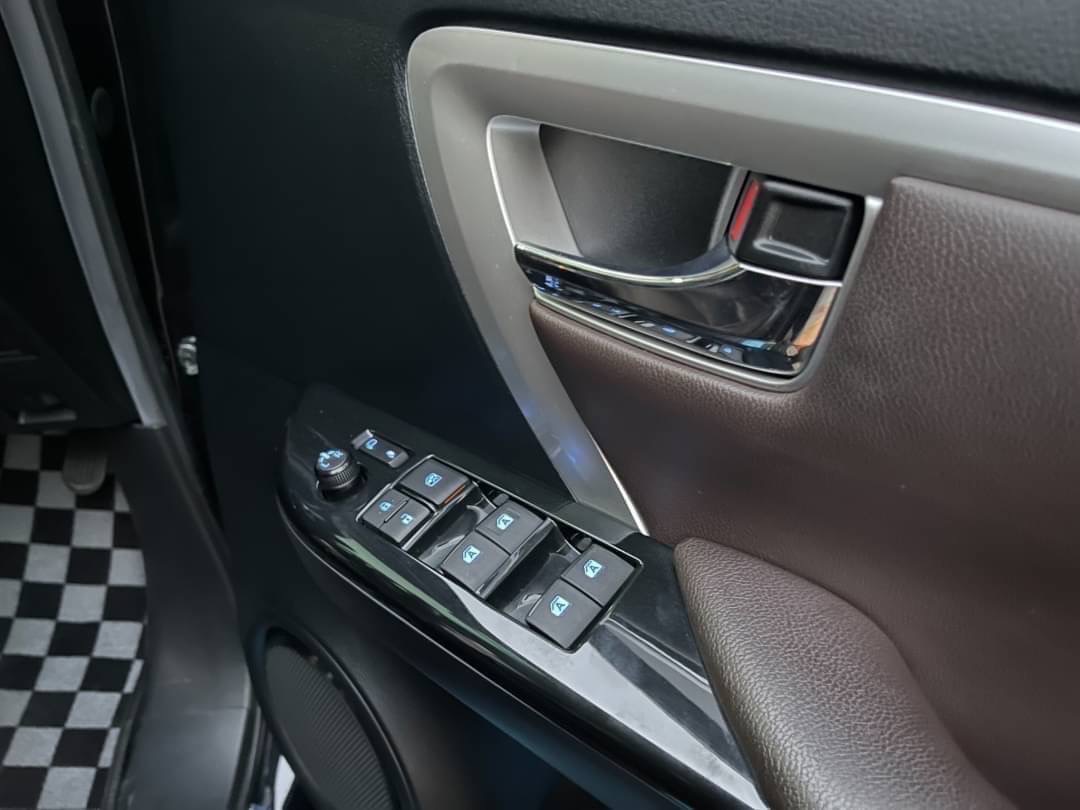 2019 Toyota Fortuner สีดำ (รูปที่ 13)