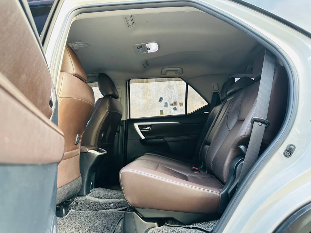 2018 Toyota Fortuner สีขาว (รูปที่ 17)