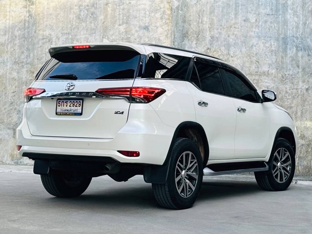 2018 Toyota Fortuner สีขาว (รูปที่ 4)