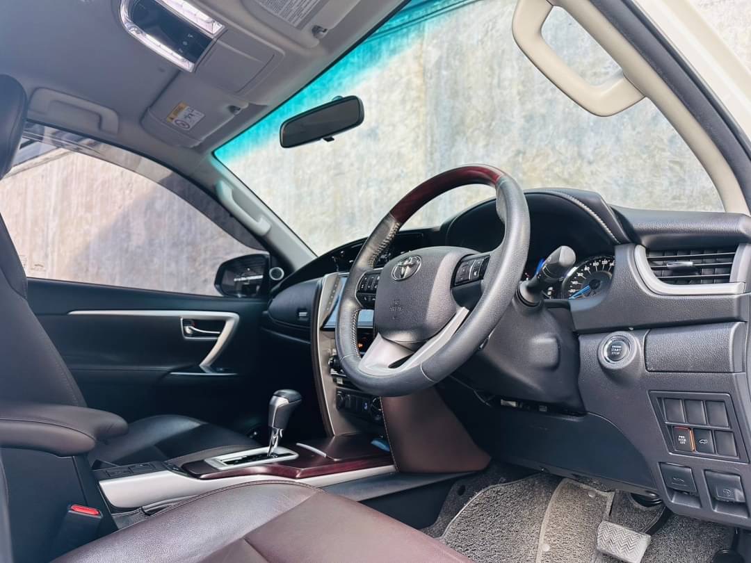 2018 Toyota Fortuner สีขาว (รูปที่ 2)