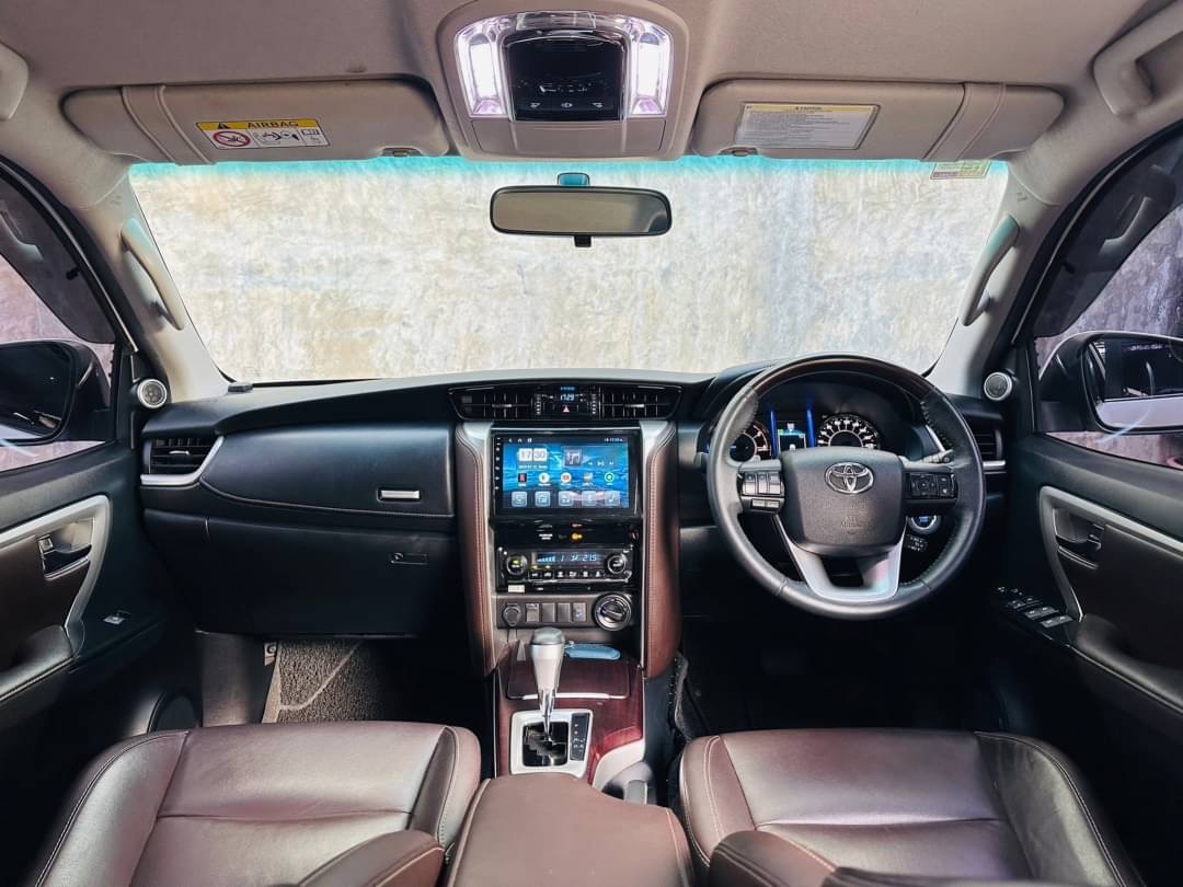 2018 Toyota Fortuner สีขาว (รูปที่ 10)