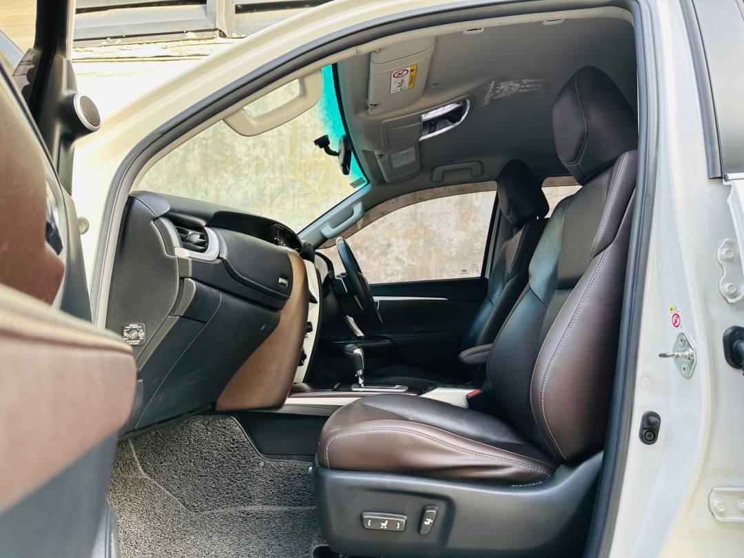 2018 Toyota Fortuner สีขาว (รูปที่ 8)