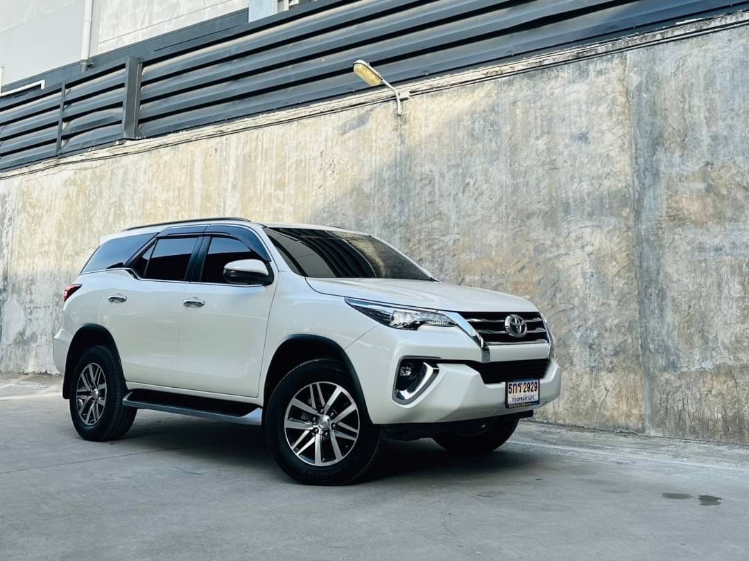 2018 Toyota Fortuner สีขาว (รูปที่ 6)