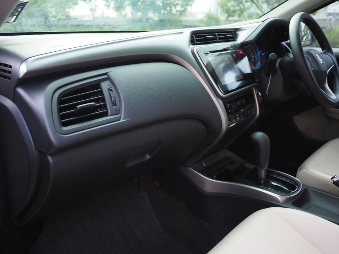2015 Honda City สีขาว (รูปที่ 10)
