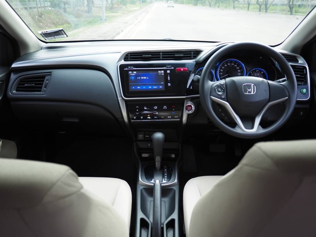 2015 Honda City สีขาว (รูปที่ 6)