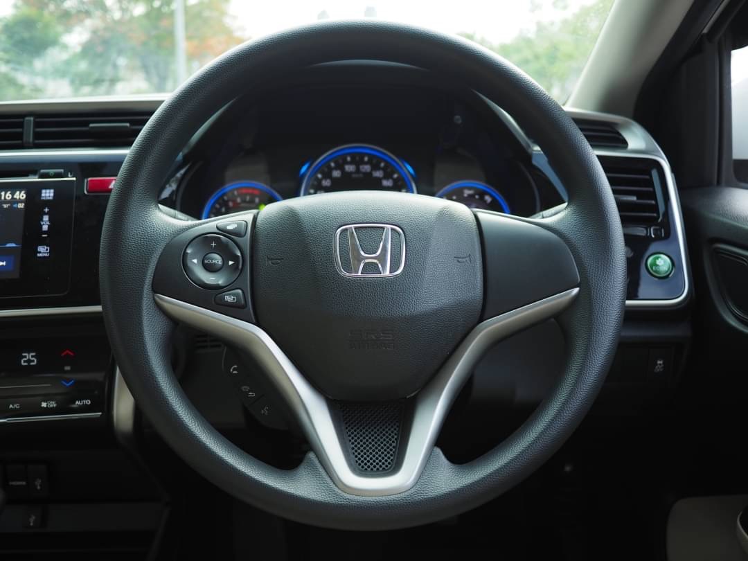 2015 Honda City สีขาว (รูปที่ 8)