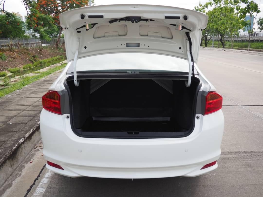 2015 Honda City สีขาว (รูปที่ 18)