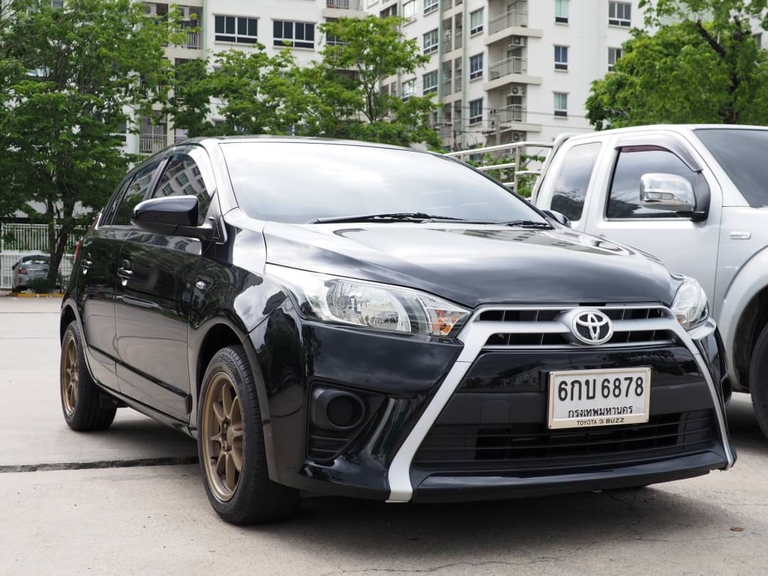 2018 Toyota Yaris สีเทา (รูปที่ 3)