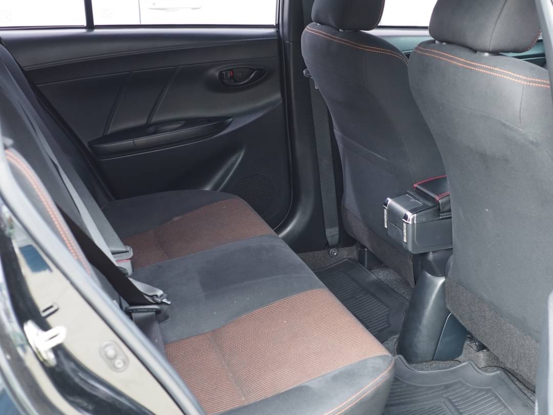 2018 Toyota Yaris สีเทา (รูปที่ 15)