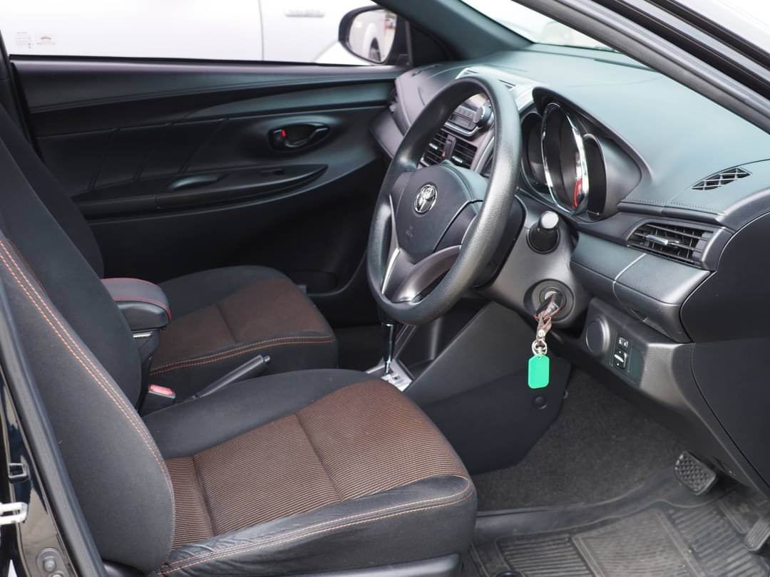 2018 Toyota Yaris สีเทา (รูปที่ 6)